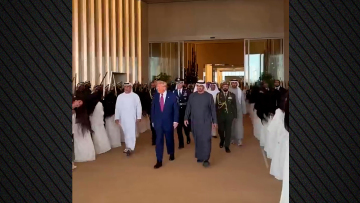 Ντόναλντ Τραμπ στα Ηνωμένα Αραβικά Εμιράτα: Viral η υποδοχή με τις γυναίκες που κουνούσαν πέρα-δώθε τα μαλλιά τους