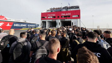 Με αεροπλάνα και βαπόρια η απόβαση των φίλων του ΟΦΗ στην Αθήνα για τον τελικό Κυπέλλου - Δείτε φωτογραφίες