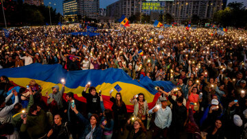 «Καφκικό» περιβάλλον στη Ρουμανία πριν τις προεδρικές κάλπες: Ο πόλεμος των τρολ, η λογοκρισία, τα βαριά πρόστιμα και οι φόβοι για ενίσχυση της ακροδεξιάς