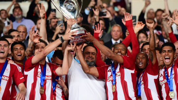 Τελικός Κυπέλλου: Η απονομή της κούπας στους ερυθρόλευκους - Δείτε βίντεο, φωτογραφίες 