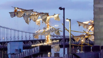 «Βλέπαμε ανθρώπους να κρέμονται από τα κατάρτια για 15 λεπτά!» - Μαρτυρίες σοκ από τη στιγμή της πρόσκρουσης ιστιοφόρου στη γέφυρα Μπρούκλιν, νέα βίντεο