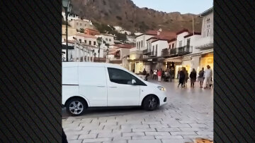 Ο δήμαρχος Ύδρας «τα ρίχνει» στο υπουργείο Πολιτισμού, στο Λιμενικό και στην Αστυνομία για το χάος στην Ύδρα
