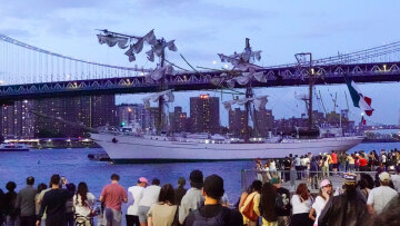 Τουλάχιστον δύο νεκροί και αρκετοί τραυματίες από την πρόσκρουση ιστιοφόρου στη Γέφυρα του Μπρούκλιν