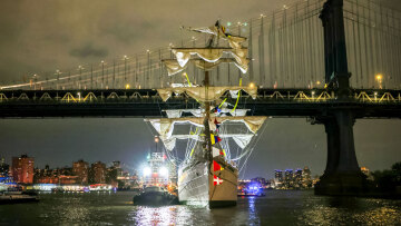 Δεν είχε εκπέμψει σήμα κινδύνου το ιστιοφόρο που προσέκρουσε σε γέφυρα του Μπρούκλιν