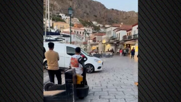 Οι τηλεφωνικές γραμμές για καταγγελίες σχετικά με την κυκλοφορία οχημάτων σε Ύδρα και Σπέτσες
