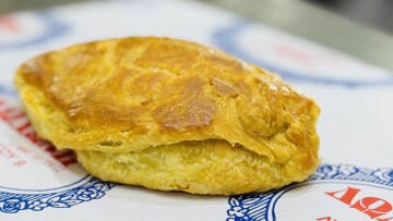 Δωδώνη: Κορυφαία κουρού στο ιστορικό τυροπιτάδικο της Ομόνοιας