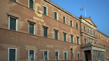 Η Βουλή τίμησε τη Γενοκτονία των Ποντίων φωταγωγώντας το κτίριο - Δείτε φωτογραφία