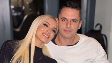 Κατερίνα Καινούργιου: Το χιουμοριστικό πανό στο μαγαζί του Παναγιώτη Κουτσουμπή μετά την πρόταση γάμου