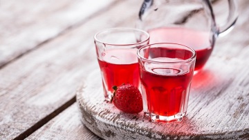 Λικέρ φράουλα: Φτιάχνουμε το ανοιξιάτικο ποτό που μας ανεβάζει τη διάθεση