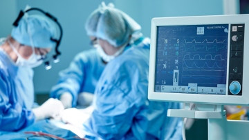 Λαϊκό Νοσοκομείο: Μεταμόσχευση ήπατος από 56χρονη δότρια στον 18χρονο γιο της με τη χρήση ρομποτικού συστήματος
