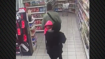 Υπόθεση βρέφους στον Άλιμο: Βίντεο με τις κινήσεις της γιαγιάς και του άνδρα στο σούπερ μάρκετ στην Ομόνοια
