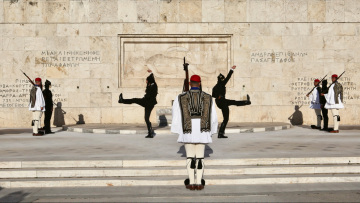 Πλήθος κόσμου και συγκίνηση: Οι Εύζωνες με ποντιακές φορεσιές στον Άγνωστο Στρατιώτη, δείτε βίντεο και φωτογραφίες