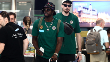 Παναθηναϊκός: Άφιξη στο Άμπου Ντάμπι υπό τους ήχους του ύμνου της ομάδας - Βίντεο 