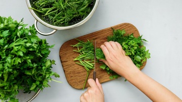 Πώς αποθηκεύουμε τα μυρωδικά (άνηθο, μαϊντανό, βασιλικό) για να μείνουν φρέσκα για εβδομάδες;