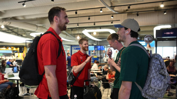 Ολυμπιακός-Παναθηναϊκός: Αναχώρησαν για Άμπου Ντάμπι οι αποστολές - Τα είπαν στο αεροδρόμιο οι παίκτες τους - Φωτογραφίες, βίντεο 