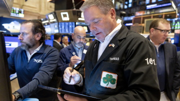 Τριγμοί στη Wall Street: Sell-off στις μετοχές, ράλι στις αποδόσεις των ομολόγων