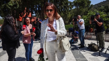 Στα λευκά η Κάτια Δανδουλάκη στην κηδεία του Νίκου Γαλανού - Τον αποχαιρέτησε με δύο κόκκινα τριαντάφυλλα