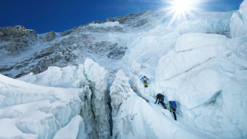 Εβερεστ: Βετεράνοι των βρετανικών ειδικών δυνάμεων αναρριχήθηκαν σε χρόνο ρεκόρ στην κορυφή με τη βοήθεια του αερίου ξένο