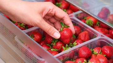 Πώς αποθηκεύουμε τις φράουλες για να μην μουχλιάσουν σε 2 μέρες;