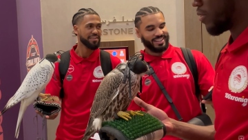 Euroleague: Τι συμβολίζουν το γεράκι, τα μπαστούνια κι ο χορός με τα οποία υποδέχθηκαν στο Άμπου Ντάμπι Παναθηναϊκό και Ολυμπιακό