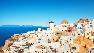 Αλμα αφίξεων 63% στη δεκαετία αλλά και δύο ταχύτητες στον ελληνικό τουρισμό