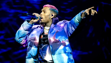 Κρις Μπράουν: Ελεύθερος με εγγύηση 5 εκατ. λίρες για επίθεση με μπουκάλι σε κλαμπ του Λονδίνου