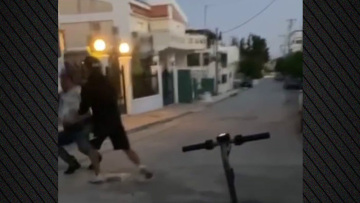 Βίντεο: Η στιγμή που ο 17χρονος επιτίθεται στον 50χρονο στα Γλυκά Νερά - Τον χτυπάει και τον βρίζει χυδαία