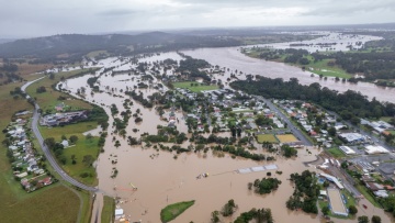 Ένας νεκρός, 50.000 εγκλωβισμένοι εξαιτίας πλημμυρών στην ανατολική Αυστραλία - Δείτε βίντεο