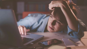 Burn-out: Τι προκαλεί στον εγκέφαλο – Επικίνδυνη η εργασία άνω των 52 ωρών την εβδομάδα