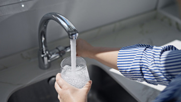 Τι θα συμβεί στο σώμα μας αν πίνουμε ζεστό νερό για μία εβδομάδα - Δείτε βίντεο