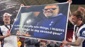 Βίντεο: Το... Thug Life πανό των παικτών της Τότεναμ για τον Ποστέκογλου 