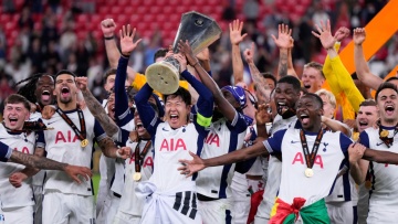 Ο Σον σήκωσε στον ουρανό του Μπιλμπάο το πρώτο του τρόπαιο με την Τότεναμ - Δείτε βίντεο από την απονομή