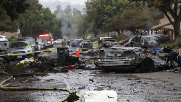 Για «πολλά θύματα» μιλούν οι Αρχές από την πτώση του μικρού αεροσκάφους σε γειτονιά του Σαν Ντιέγκο - Δείτε βίντεο
