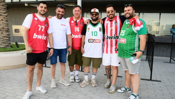 Άμπου Ντάμπι 2025: Οπαδοί του Ολυμπιακού και του Παναθηναϊκού μαζί έξω από την Etihad Arena - Φωτογραφίες 