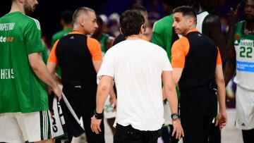 Άμπου Ντάμπι 2025: Έξαλλος ο Δημήτρης Γιαννακόπουλος με τους διαιτητές - Δείτε βίντεο