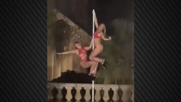 Μήνυση κατά παντός υπευθύνου από τον δήμο Κέρκυρας και το Μουσείο Ασιατικής Τέχνης για τα ημίγυμνα μοντέλα πάνω σε στύλο στα Παλαιά Ανάκτορα