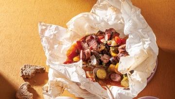 Όσα κρύβει η λαδόκολλα: 18 μοσχοβολιστές συνταγές-λουκούμι