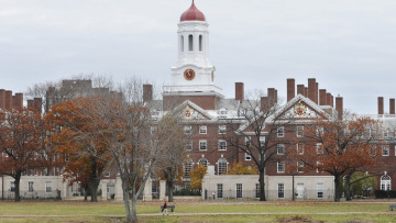 Δικαστήριο μπλόκαρε προσωρινά την απόφαση Τραμπ να απαγορεύσει τις εγγραφές ξένων φοιτητών στο Χάρβαρντ
