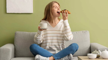 Απίστευτο: Ποια τρόφιμα «γεμίζουν» τον εγκέφαλο με 1 κουταλιά μικροπλαστικά – Η τεχνική που μπορεί να τα αφαιρέσει