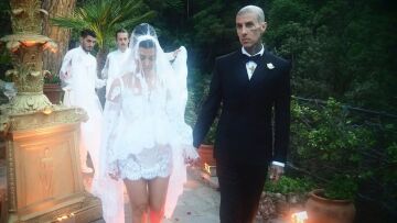 Η Κόρτνεϊ Καρντάσιαν και ο Τράβις Μπάρκερ γιορτάζουν την τρίτη τους επέτειο - Οι αδημοσίευτες φωτογραφίες από τον γάμο τους