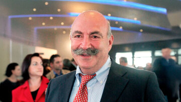 Ο Μαυρίκης το 1990 παρακολουθούσε και τον πατέρα του αρεοπαγίτη στον οποίο έστειλε τώρα την επιστολή