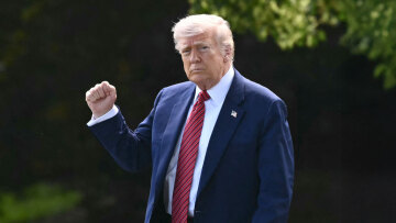 Επιστρέφει στα «ανοιχτά μέτωπά» του ο Τραμπ: Τα μηνύματα που στέλνει σε Χάρβαντ, Ευρώπη και Apple