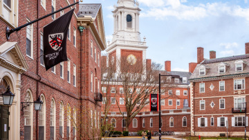 Ο Λευκός Οίκος απειλεί ότι θα διακόψει την ομοσπονδιακή χρηματοδότηση στο Χάρβαρντ
