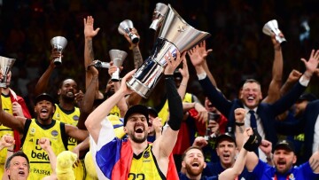 O πρωταθλητής Ευρώπης Γκούντουριτς στα ελληνικά: «Χρίστος Ανέστη» - Βίντεο 