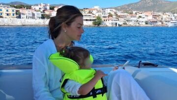 Μαρία Μενούνος: Στην Ελλάδα η παρουσιάστρια - Η βόλτα με το σκάφος μαζί με την κόρη της