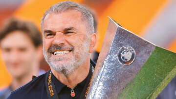 Αγγελος Ποστέκογλου, ο «wog» γιος του μαραγκού και μαθητής του Πούσκας που σήκωσε το Europa League