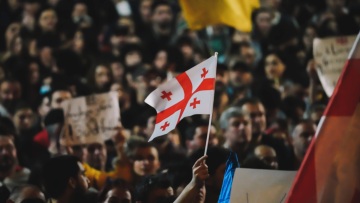 Γεωργία: Οπισθοχώρηση της δημοκρατίας, καταγγέλλουν Βερολίνο, Παρίσι και Βαρσοβία 