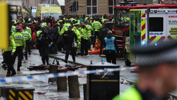 Λίβερπουλ: Ο 53χρονος ακολούθησε ασθενοφόρο για να σπάσει το μπλόκο και να πέσει πάνω στον κόσμο
