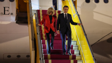 Ειδικός στη γλώσσα του σώματος καταρρίπτει τις δικαιολογίες για το χαστούκι της Μπριζίτ στον Μακρόν