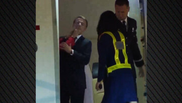 «Εμείς αστειευόμασταν και έγινε γεωπλανητική καταστροφή» λέει ο Μακρόν για το χαστούκι από τη Μπριζίτ